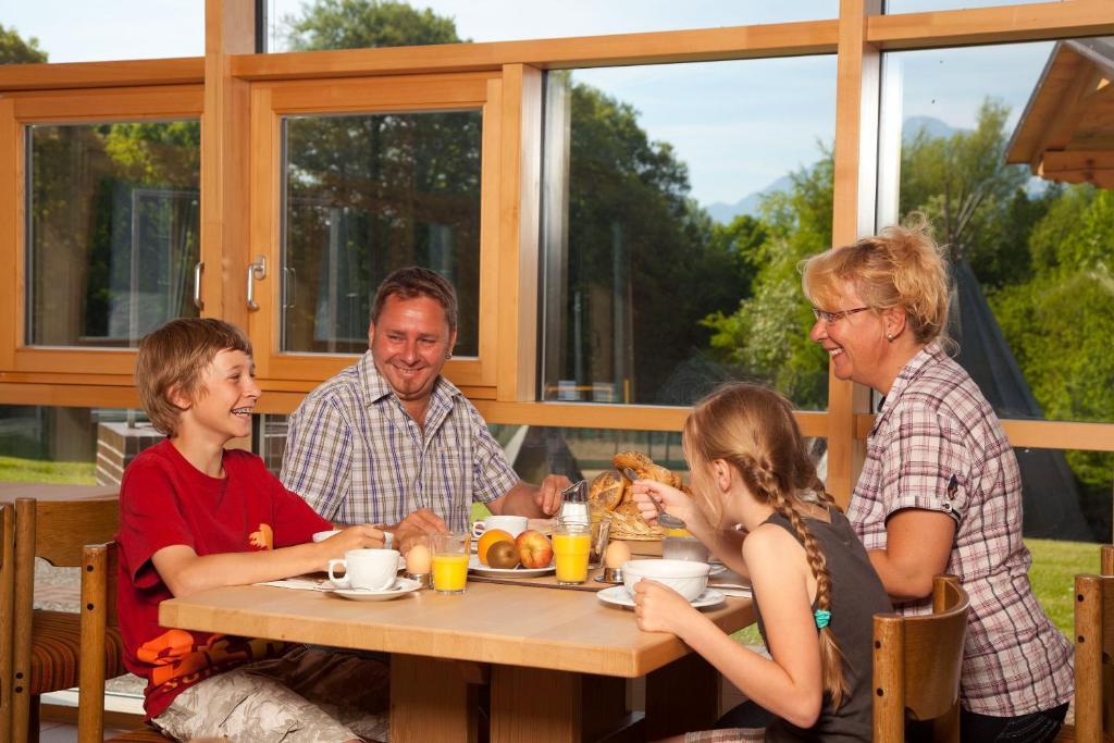 Haus Chiemgau - Kolping-Familienhotel Тайзендорф Екстериор снимка