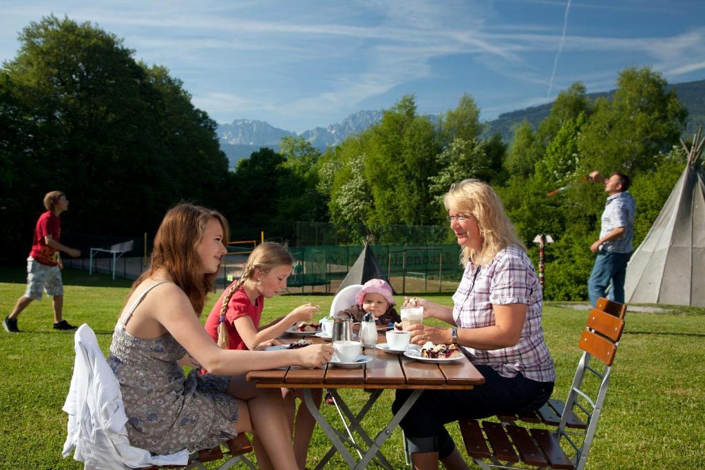 Haus Chiemgau - Kolping-Familienhotel Тайзендорф Екстериор снимка